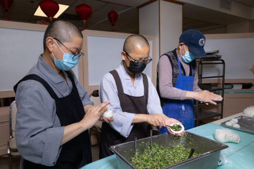 西來寺僧信二眾於3月2日在大師姪子李春來(右)指導下，製作大師家鄉味的「揚州大糰子」。