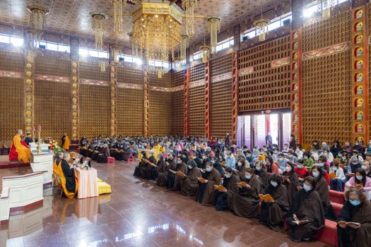 西來寺上午舉行「光明燈上燈法會」，大殿座無虛席。