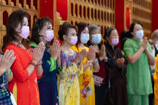 越南信眾盛裝參與法會。