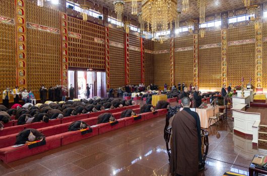 下午舉行「星雲大師圓寂紀念日禮祖祝禱」，法師、佛光人與信眾齊聚一堂。