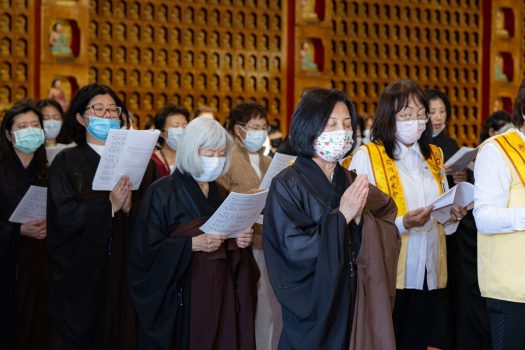 大眾諷誦《心經》，禮祖祝禱場面莊嚴肅穆。