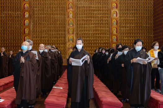 「星雲大師圓寂紀念日禮祖祝禱」於〈戒定真香〉梵音中展開。