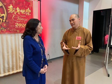 慧澄法師與縣政委員Hilda Solis交談。