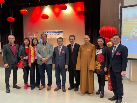 洛杉磯台北經文處長紀欽耀(中)與會給予鼓勵。