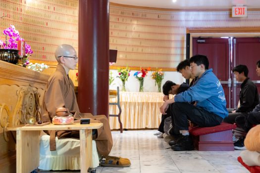 西來寺二單監院知行法師指導的「禪修課」涵蓋行禪與坐禪、戶外「易筋經」動中禪體驗，引導學員提起正念、培養專注力。