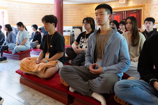 學員專注於懷恩堂坐禪。