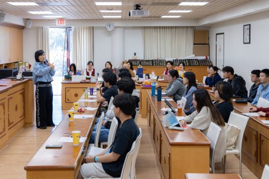 以包青天角色廣受肯定且獲獎無數的京劇藝術家王海波，帶來「京劇體驗」課程。