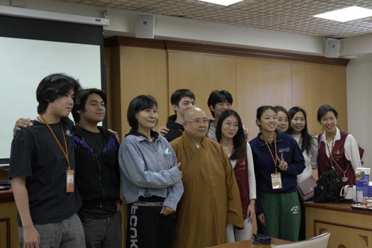 學員與王海波老師(左3)及依超法師(左4)合影。