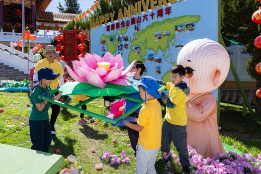小童軍與家長們合力搬運蓮花燈。