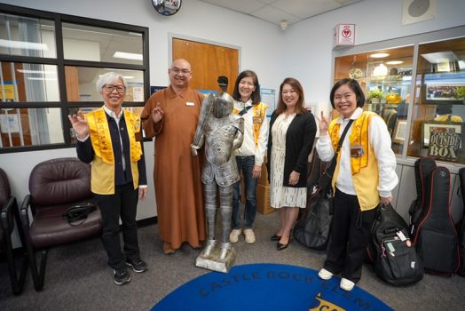 (左起)許珍蓉、慧澤法師、蔡月琴、Dr. Elizabeth Chang與潘青霞合影。