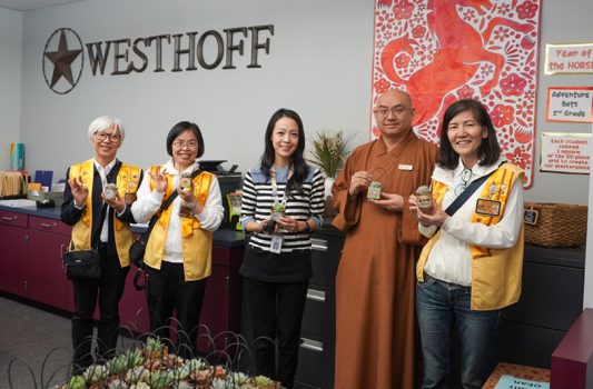 (左起)許珍蓉、潘青霞、Westhoff 小學校長 Dr. Rosa Northcott、慧澤法師與蔡月琴合影。