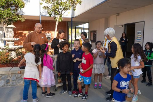 Castle Rock 小學一年級小學生看到各式不同品種的多肉植物，發出「哇！」的驚呼！