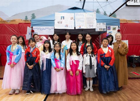 輔導法師知謙法師(後排右1)與西來女童軍同樂。