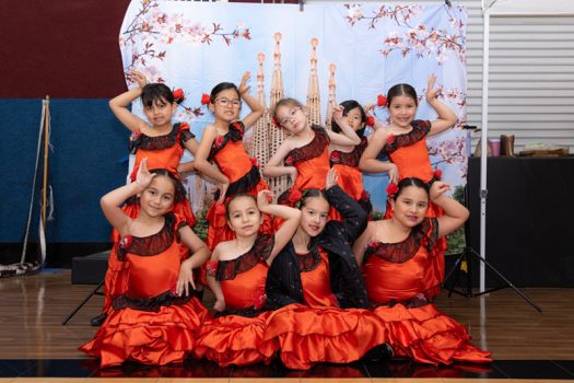 扮演西班牙的女童軍熱情洋溢。