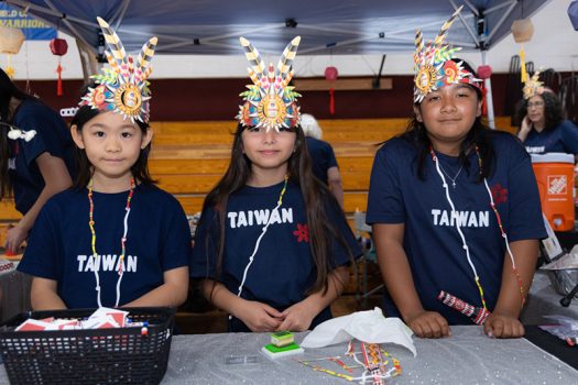 扮演台灣的女童軍戴著原住民頭飾。