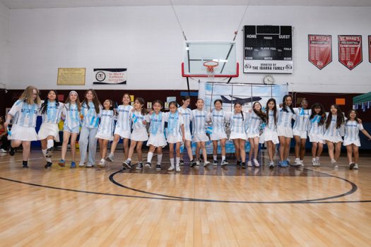 扮演阿根廷的女童軍將足球融入舞蹈中。