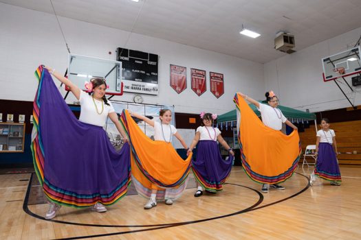 扮演尼加拉瓜的女童軍身著傳統服飾手舞足蹈。