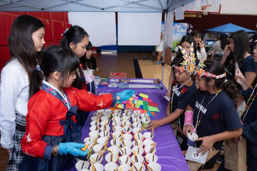 佛光西來女童軍準備了巧克力棒、韓國泡菜拌飯與香蕉牛奶及自製小禮物。