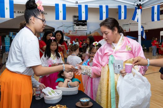 女童軍們領取旅行護照後，啟程翱翔於各國攤位之間，交流互動，並在每站蓋上印章，象徵完成一次文化探索。