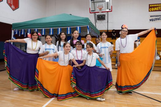 女童軍們面對攝影鏡頭表現落落大方。