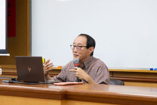 「成人疫苗接種」健康講座在佛光山西來寺香雲堂舉行,邀請感染科專科醫師江華博士(Dr. Hua Jiang)主講。