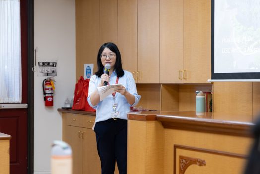 USC Arcadia醫院社區發展部經理黃菲出席講座,並介紹江華醫師為該院感染管制委員會主席,專業經驗豐富。