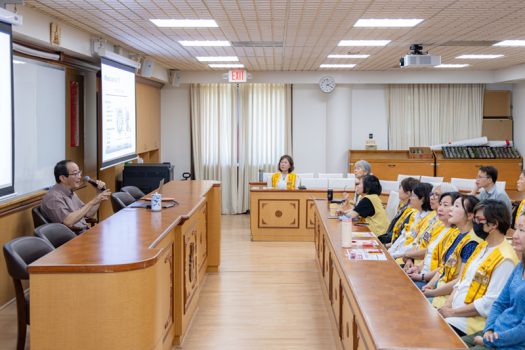 江華醫師講解建議成人接種的4類疫苗:流感疫苗、帶狀皰疹疫苗、肺炎鏈球菌疫苗、新冠疫苗。