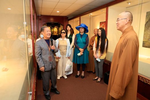 畫家劉榕親自為嘉賓們導覽。