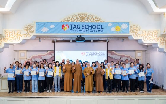 西來寺住持慧東法師(前排中)、輔導法師慧澄法師(前排左8)、渥太華佛光山住持永固法師(前排右8)、多倫多佛光山住持覺凡法師(前排右7)、國際佛光會洛杉磯協會會長蔡月琴(前排左7)、副會長許珍蓉(前排右6)等與所有教師及義工合影。