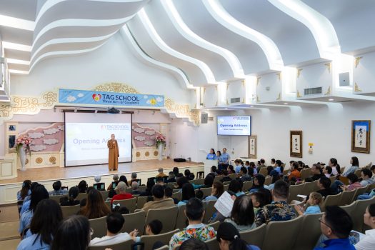 慧東法師致詞時，感謝家長長期對三好教育的信任與支持。