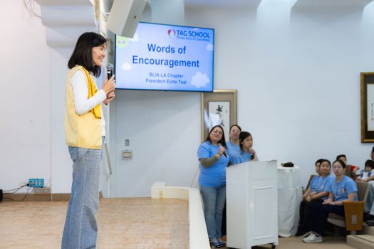 蔡月琴會長看到滿堂學子朝氣蓬勃，深感欣慰，並鼓勵家長積極參與佛光會及寺院義工服務。