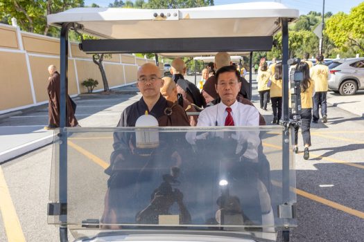 慧東法師手捧開山祖師星雲大師靈骨繞行巡禮。