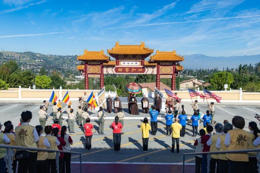 五聖殿前由佛光西來童軍團以旗幟儀式向開山祖師星雲大師致意。