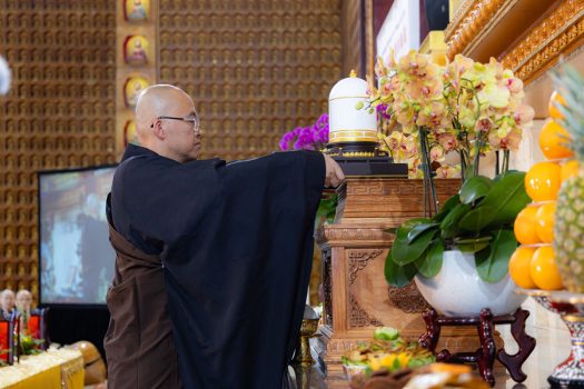 開山祖師星雲大師靈骨暫奉西來寺大雄寶殿。