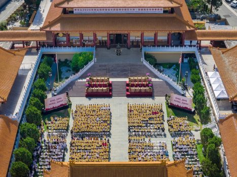 北美洲30座道場、26個協會、西來寺大雄寶殿及成佛大道逾2千名信眾齊聚，場面莊嚴隆重。