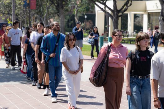 「為和平而走」吸引不少學生一起加入行腳隊伍。