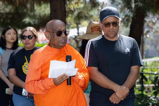 Ven. Piyananda Walpola長老於菩提樹前為大眾開示。