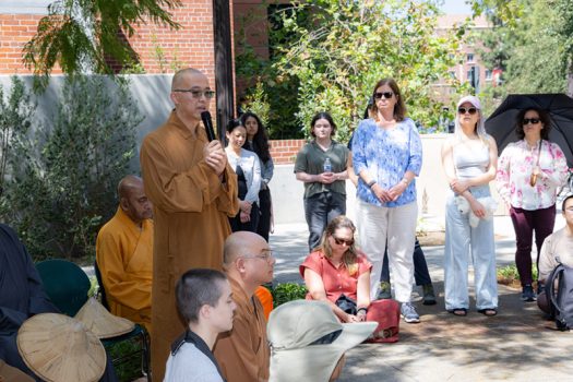西來寺住持慧東法師為大眾開示。
