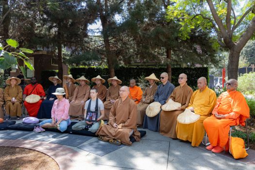 法師們帶領大眾一起於菩提樹前禪修。