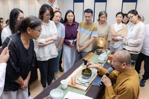 佛光緣美術館西來館主任慧軒法師示範點茶技巧。