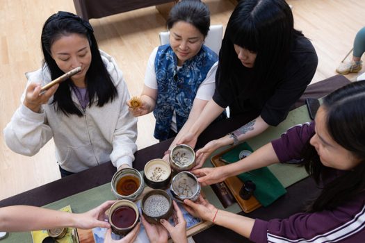 學員們展示點茶成果。