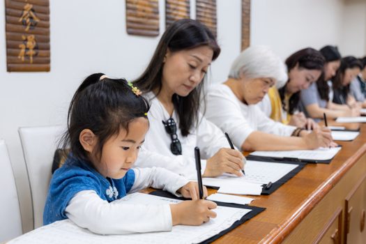 課程亦安排「抄經安心」時段，大、小朋友專注書寫經文，在一筆一畫間沉澱心緒，安定身心。