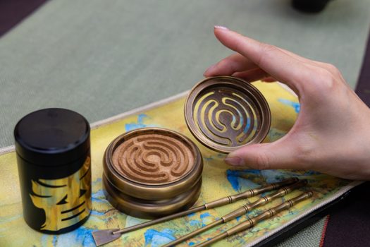 學員們同時體驗打香篆，於裊裊香氣中培養專注與靜心。