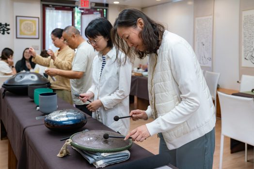 以「禪樂無聲，喫茶去」為主題，課程安排體驗空靈鼓與頌缽，讓學員在聲音與寂靜之間，體會內在的安定與清明。