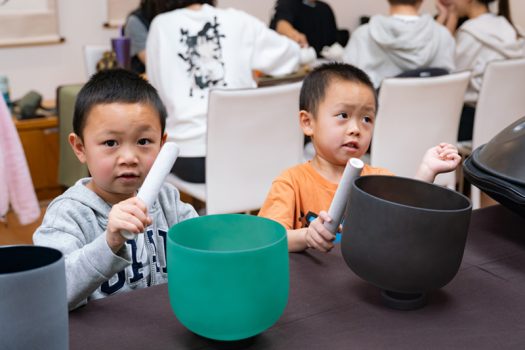 小朋友也來體驗敲打空靈鼓與頌缽。