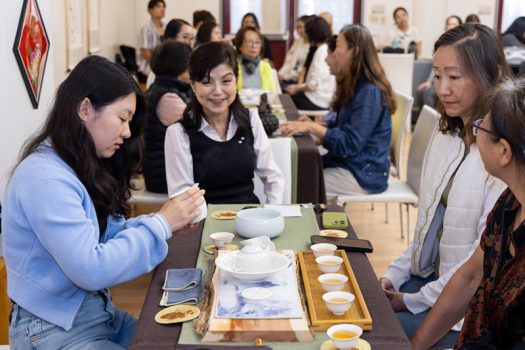 學員分組泡茶、奉茶、品茶，並細語分享心得的過程中，生意盎然、法喜流轉。