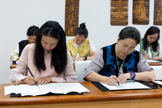 學員抄寫《心經》、〈星雲大師法語十修歌〉、〈普賢十大願〉。