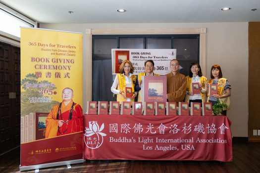 (左起)蒙市三分會副會長張平、大洛杉磯旅館公會副會長王亞平、慧東法師、國際佛光會洛杉磯協會會長蔡月琴、蒙市三分會會長李春紅。