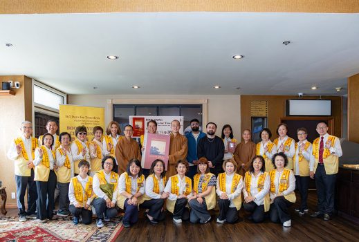 第2場於Best Western Plus進行,致贈《獻給旅行者365日—中華文化佛教寶典》英文版共200本。全體大合影。