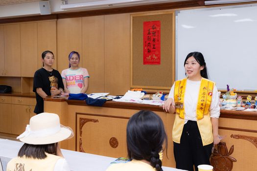 洛杉磯協會副會長王儷玲(右)於開場時表示，「從咖啡渣到地球日」源自4月18日VEGRUN活動結緣紀念品的設計發想。